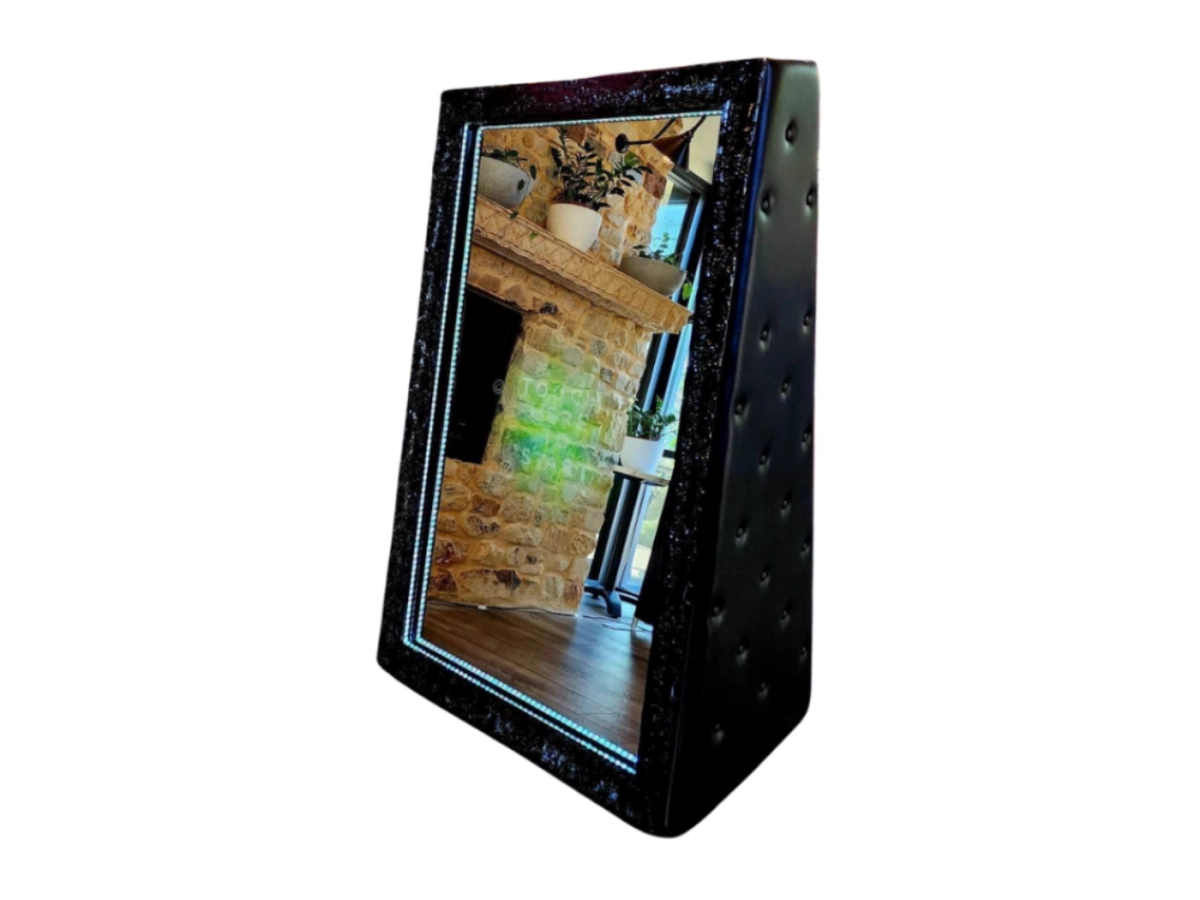 Mirrorme Black.png